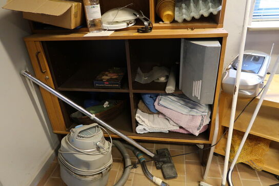 2 stk. skab med div. Arbejdshandsker, kaffemaskine, støvsuger m.m.