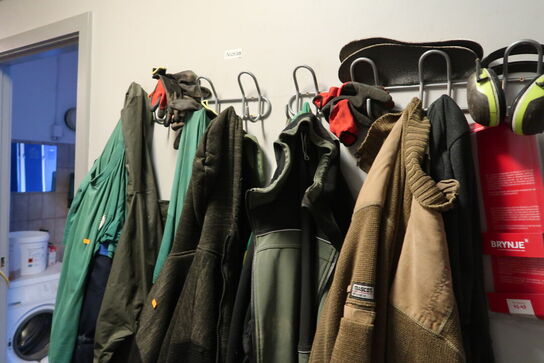 Div. Arbejdstøj, sko samt bænke