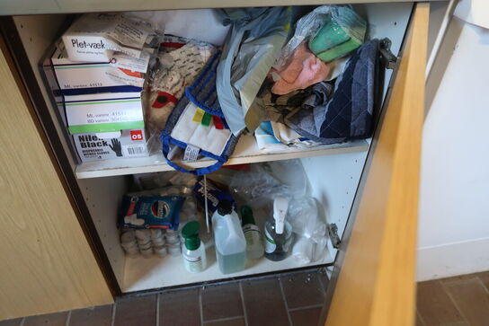 Stole, bord, køleskab, kaffemaskine, div. Køkkenservice m.m.