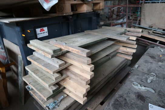 Affaldscontainer, træhegn m.m.