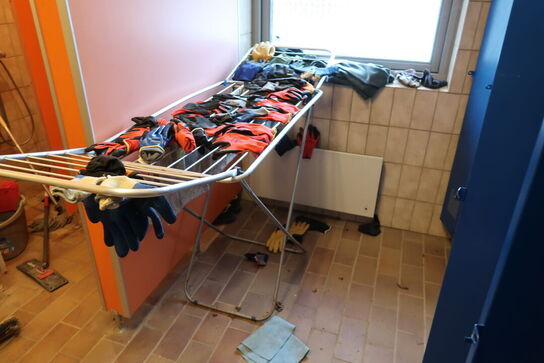 Omklædningsskabe, arbejdstøj, gummistøvler, vaskemaskine MIELE m.m.