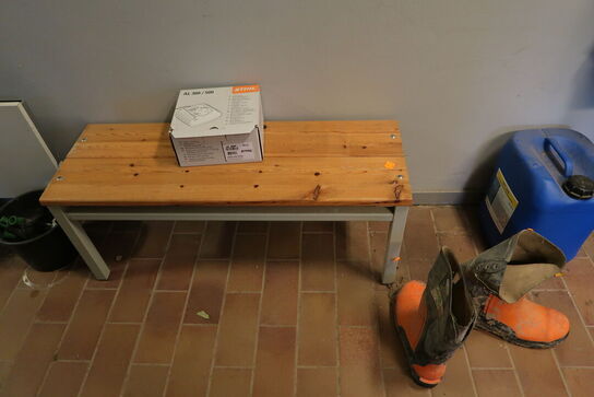 Div. Arbejdstøj, sko samt bænke