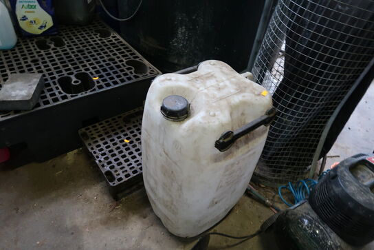 Spildekar samt div. Dunke