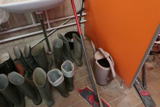 Omklædningsskabe, arbejdstøj, gummistøvler, vaskemaskine MIELE m.m.