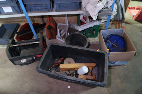 Lagerreoler med div. Værktøj og reservedele