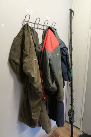 Div. Arbejdstøj, sko samt bænke