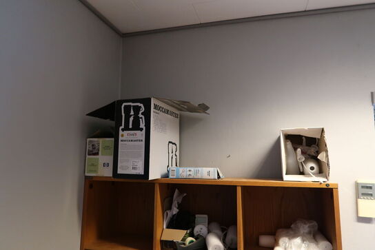 2 stk. skab med div. Arbejdshandsker, kaffemaskine, støvsuger m.m.