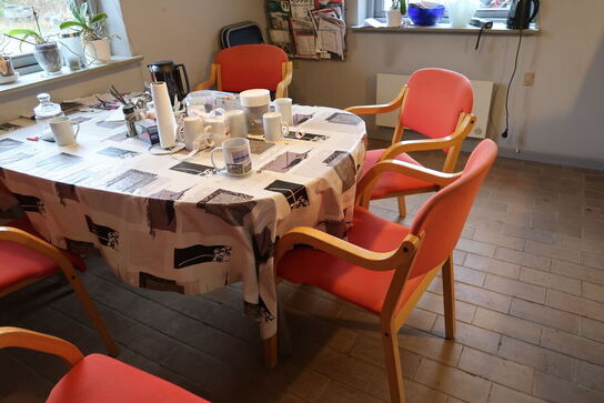 Stole, bord, køleskab, kaffemaskine, div. Køkkenservice m.m.