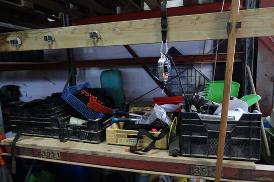 Div. Varelager og værktøj på pallereol (læs beskrivelse)