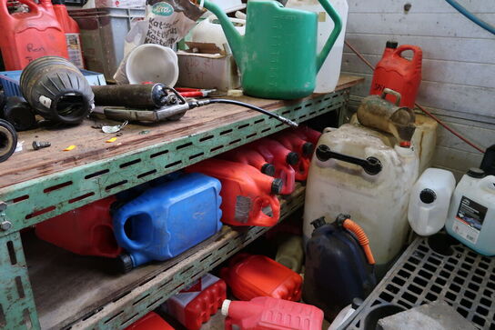 Reol/bord med indhold