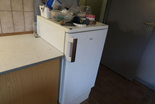 Stole, bord, køleskab, kaffemaskine, div. Køkkenservice m.m.