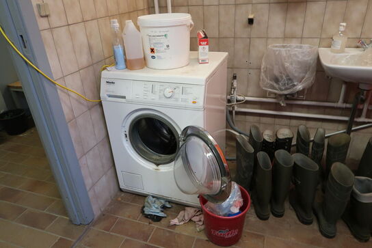 Omklædningsskabe, arbejdstøj, gummistøvler, vaskemaskine MIELE m.m.
