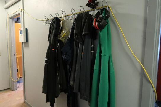 Div. Arbejdstøj, sko samt bænke