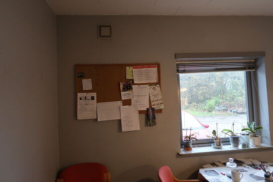 Stole, bord, køleskab, kaffemaskine, div. Køkkenservice m.m.