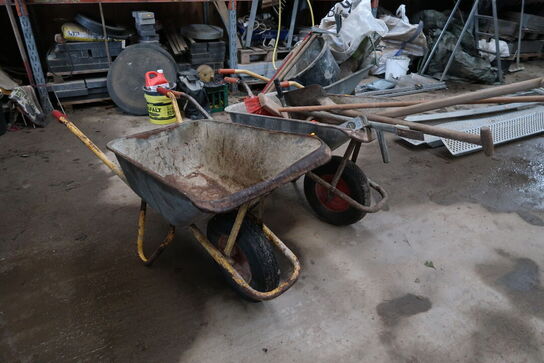 2 stk. trillebør med div. Haveredskaber