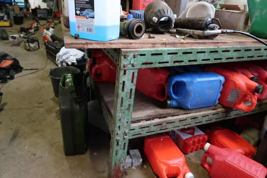 Reol/bord med indhold