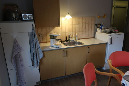 Stole, bord, køleskab, kaffemaskine, div. Køkkenservice m.m.