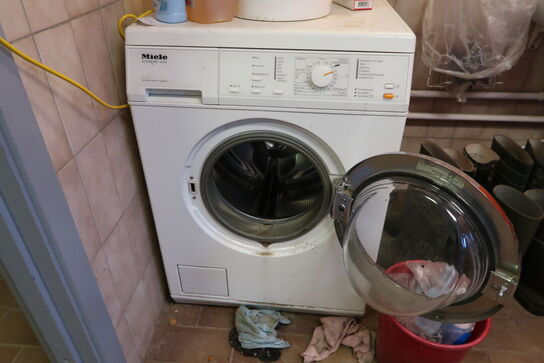 Omklædningsskabe, arbejdstøj, gummistøvler, vaskemaskine MIELE m.m.