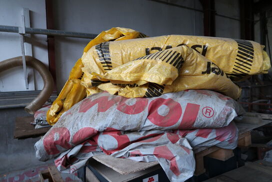 Affaldscontainer, træhegn m.m.