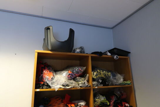 2 stk. skab med div. Arbejdshandsker, kaffemaskine, støvsuger m.m.