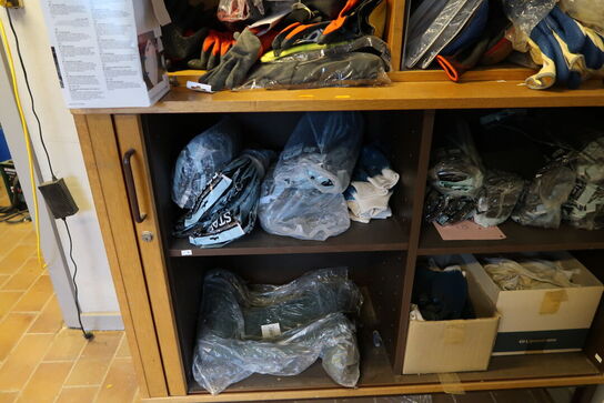 2 stk. skab med div. Arbejdshandsker, kaffemaskine, støvsuger m.m.