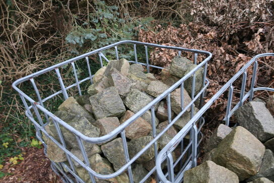 2 stk. paller med chaussesten/kantsten