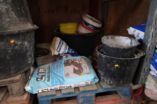 Palle med div. Murerspande m.m.