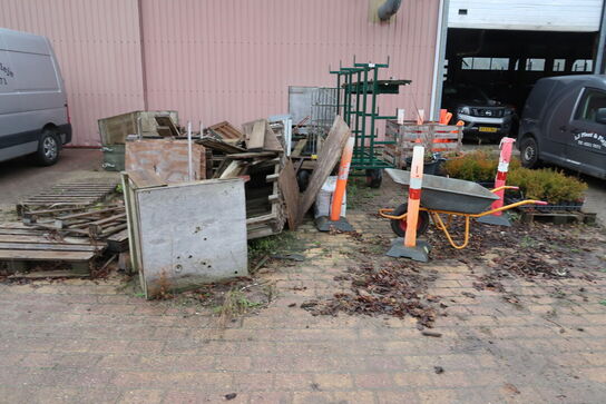 Div. Træ, planter, trillebør, grenreol på hjul m.m.