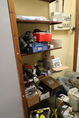 Rum med div. Værktøj, reservedele, sikkerhedssko m.m.(hilti værktøj medfølger ikke)