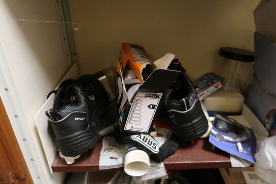 Rum med div. Værktøj, reservedele, sikkerhedssko m.m.(hilti værktøj medfølger ikke)