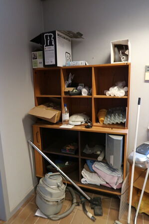 2 stk. skab med div. Arbejdshandsker, kaffemaskine, støvsuger m.m.