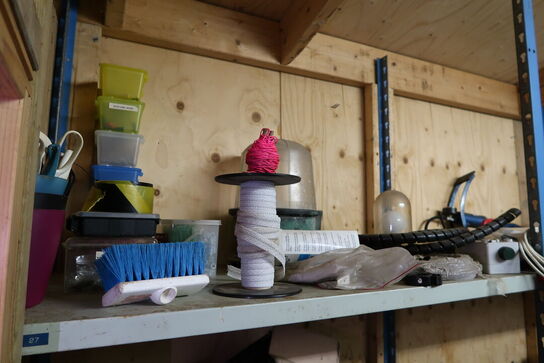 Reol med div. Varelager og reservedele m.m.