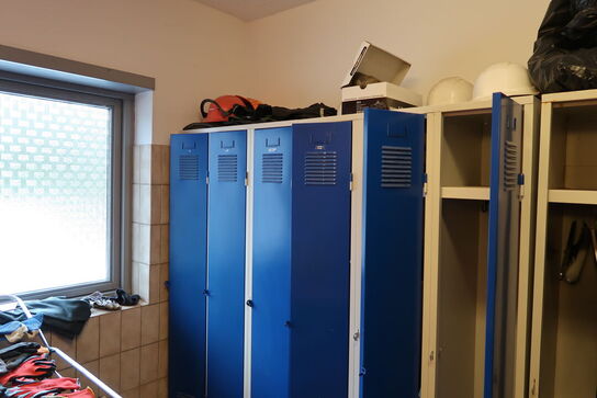 Omklædningsskabe, arbejdstøj, gummistøvler, vaskemaskine MIELE m.m.