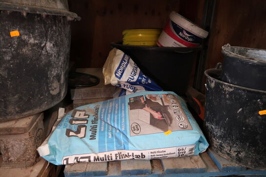 Palle med div. Murerspande m.m.