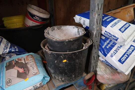 Palle med div. Murerspande m.m.