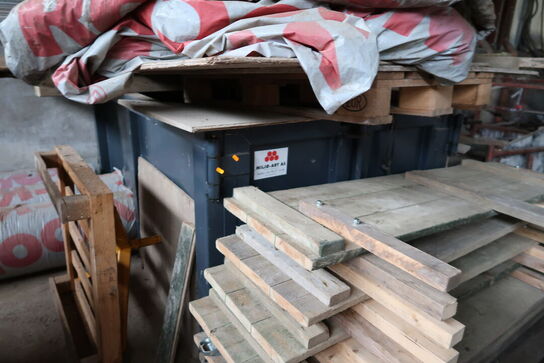 Affaldscontainer, træhegn m.m.