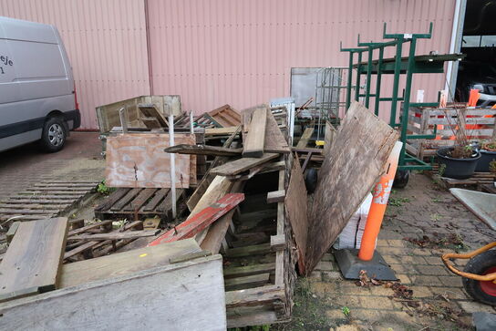 Div. Træ, planter, trillebør, grenreol på hjul m.m.