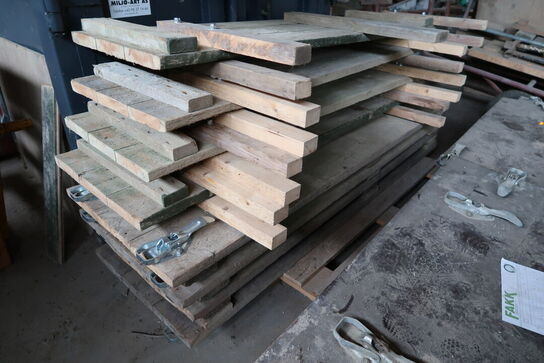 Affaldscontainer, træhegn m.m.