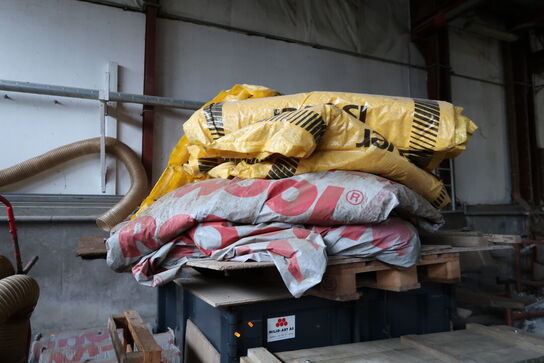 Affaldscontainer, træhegn m.m.