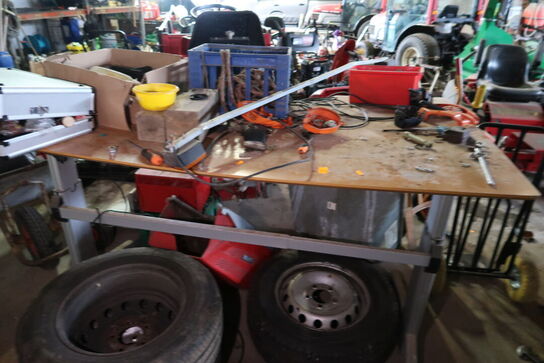 Bord med indhold samt div. Dæk