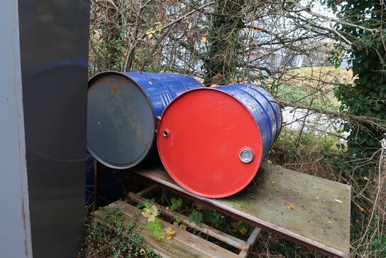 Stålskab samt omklædningsskabe m.m.