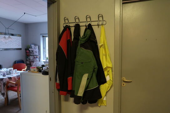 Div. Arbejdstøj, sko samt bænke