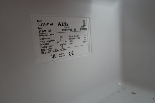 Stole, bord, køleskab, kaffemaskine, div. Køkkenservice m.m.