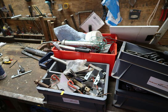 Arbejdsbord med skruestik, div. Værktøj, varelager m.m.