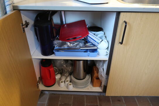 Stole, bord, køleskab, kaffemaskine, div. Køkkenservice m.m.