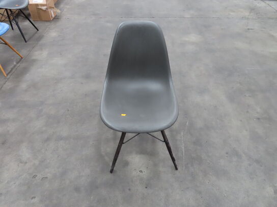 Stol VITRA EAMES