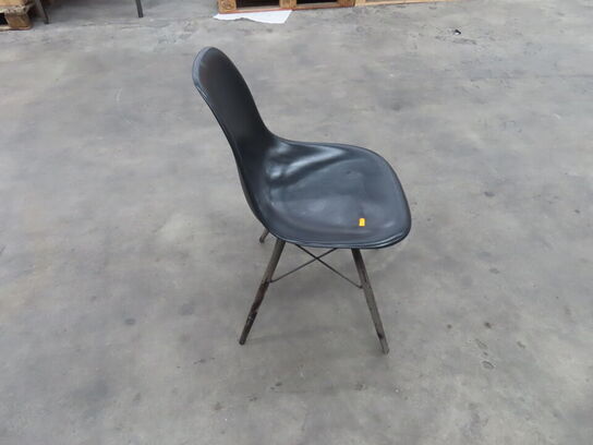 Stol VITRA EAMES