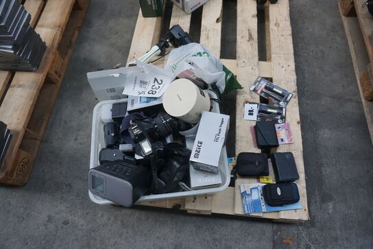 Kasse med diverse elektronik