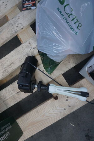 Kasse med diverse elektronik