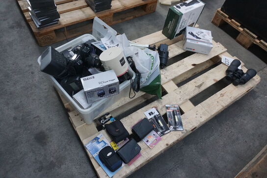 Kasse med diverse elektronik